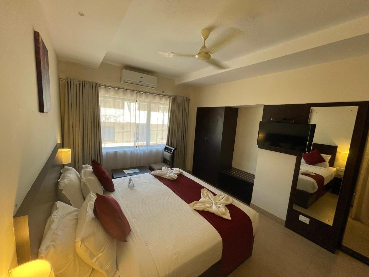 Hotel Yamuna Adur Extérieur photo
