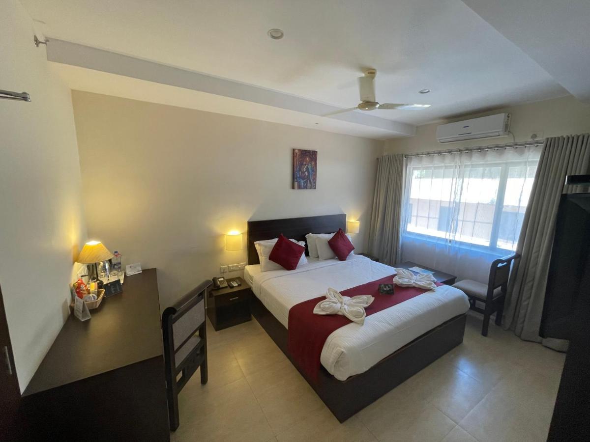 Hotel Yamuna Adur Extérieur photo