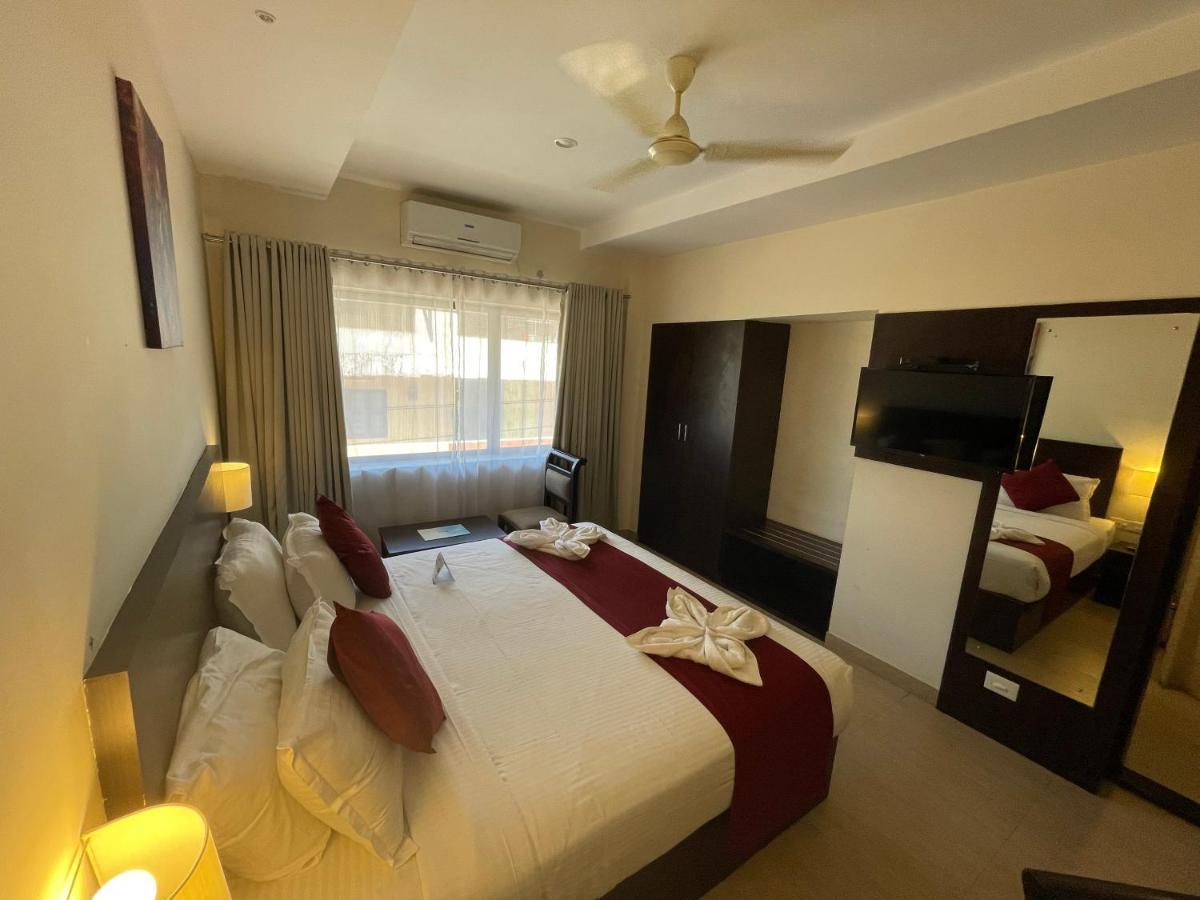 Hotel Yamuna Adur Extérieur photo